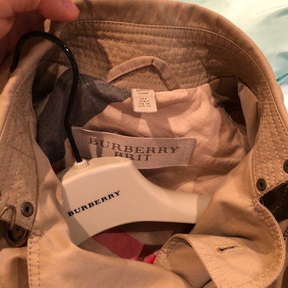 ⛔️ SOLD ⛔️ Burberry Short Trench - Picture 3 of 7